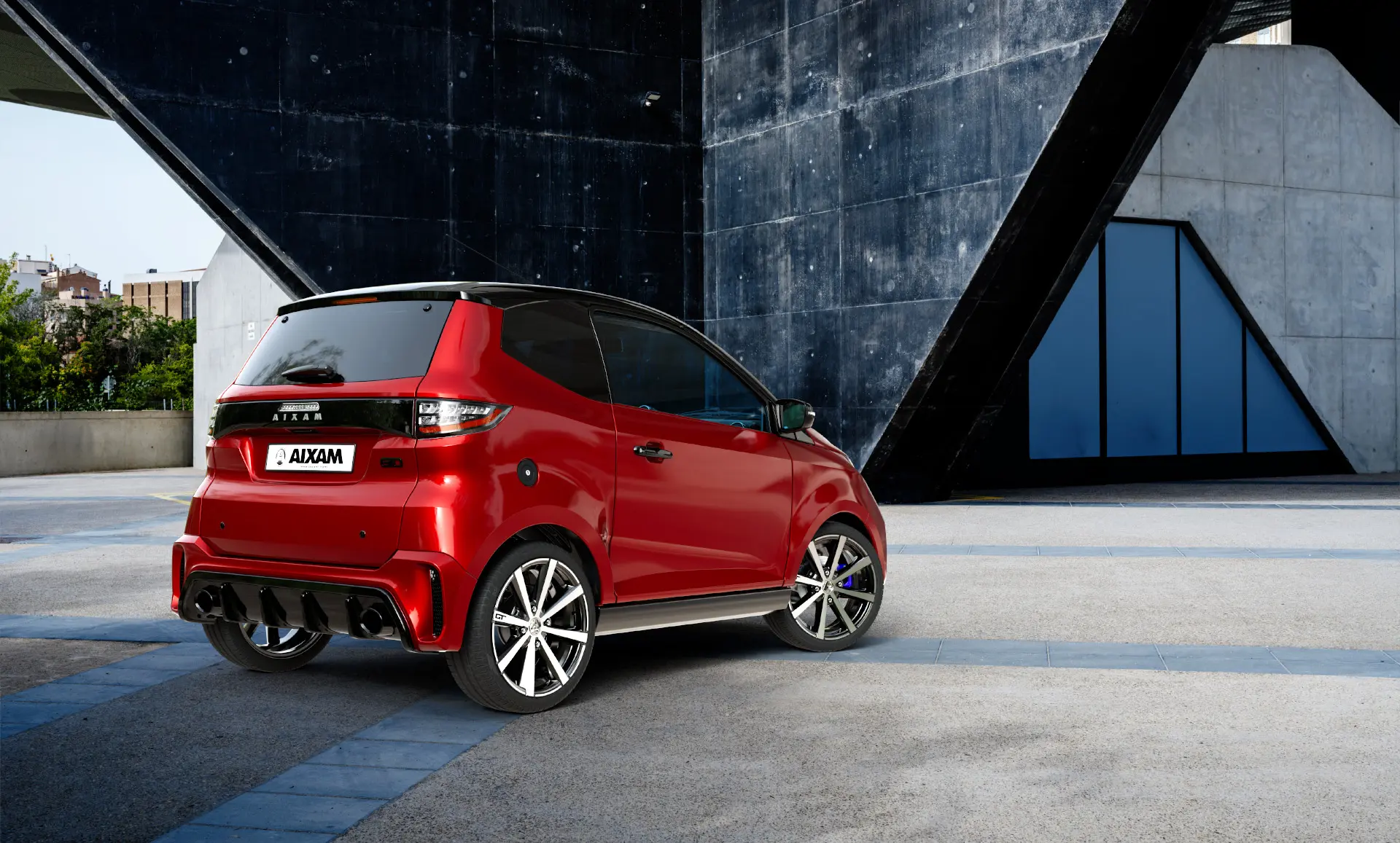 Visuel d'une City Gto rouge, le modèle sport de la gamme de voitures sans permis de marque Aixam
