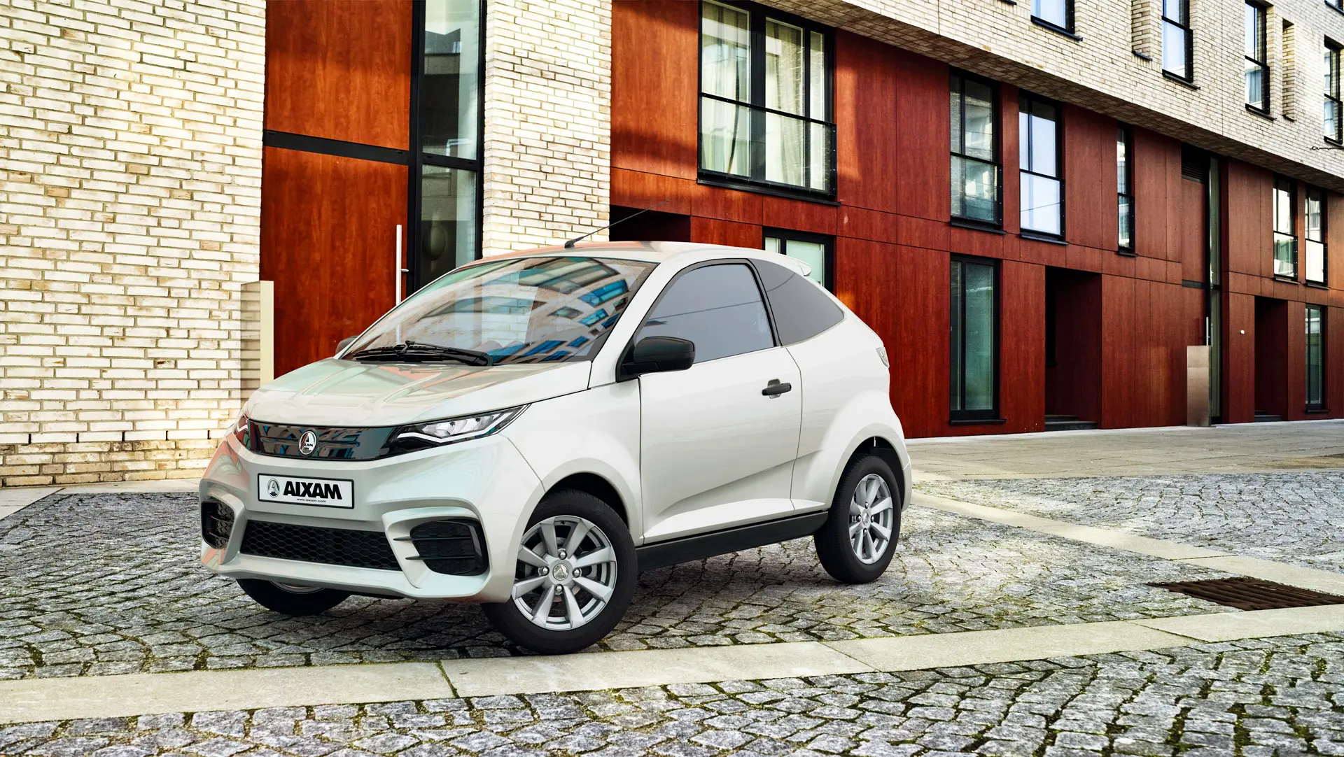 Voiture sans permis Aixam devant des immeubles