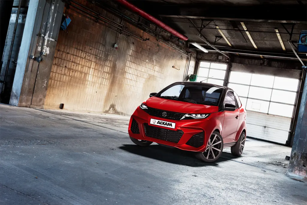 Vue d'un Coupé sport, voiture sans permis de la marque Aixam garée dans un garage underground